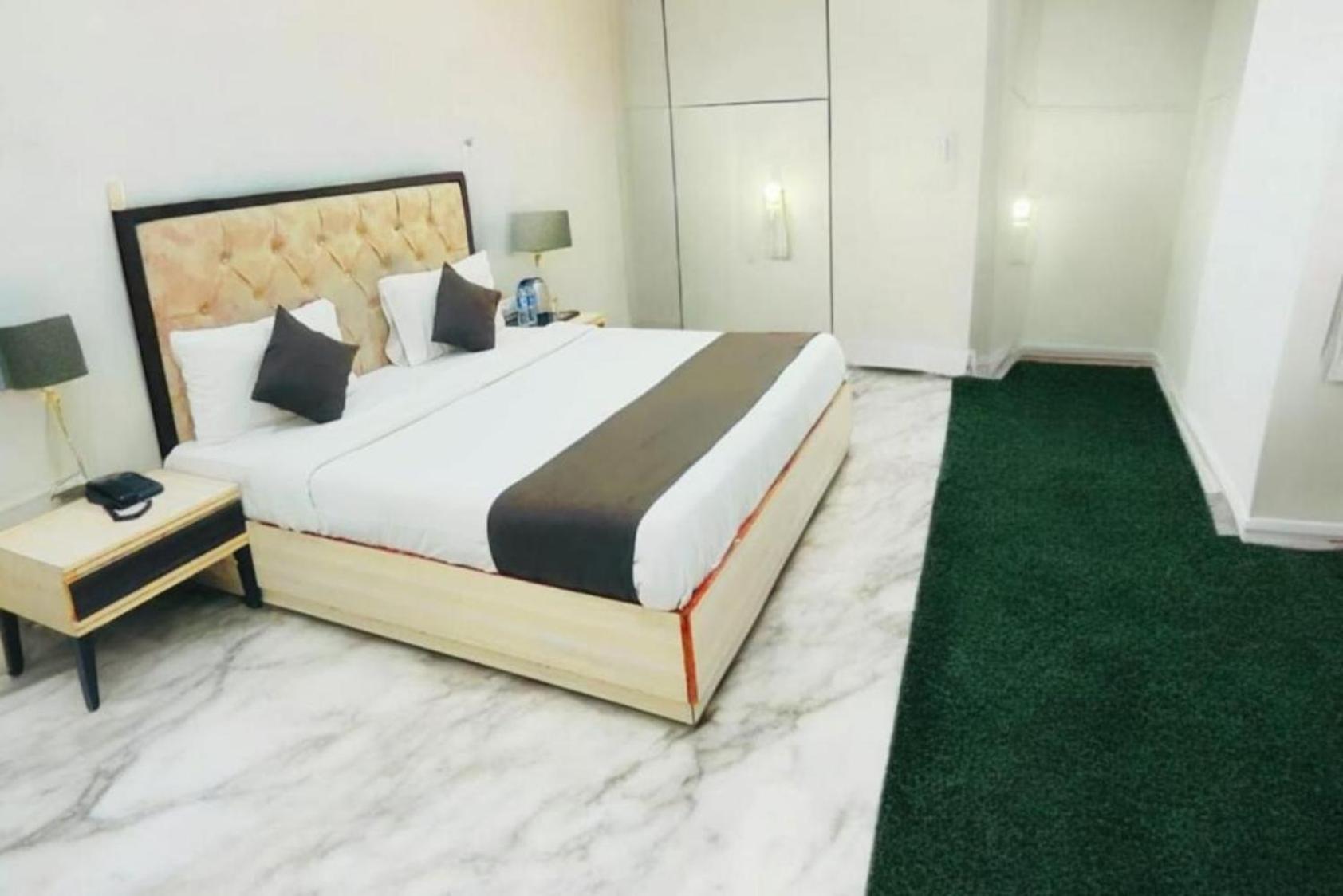 Almora Near Terminal 1 Delhi Airport - With - Free Airport Pickup And Drop Hotel