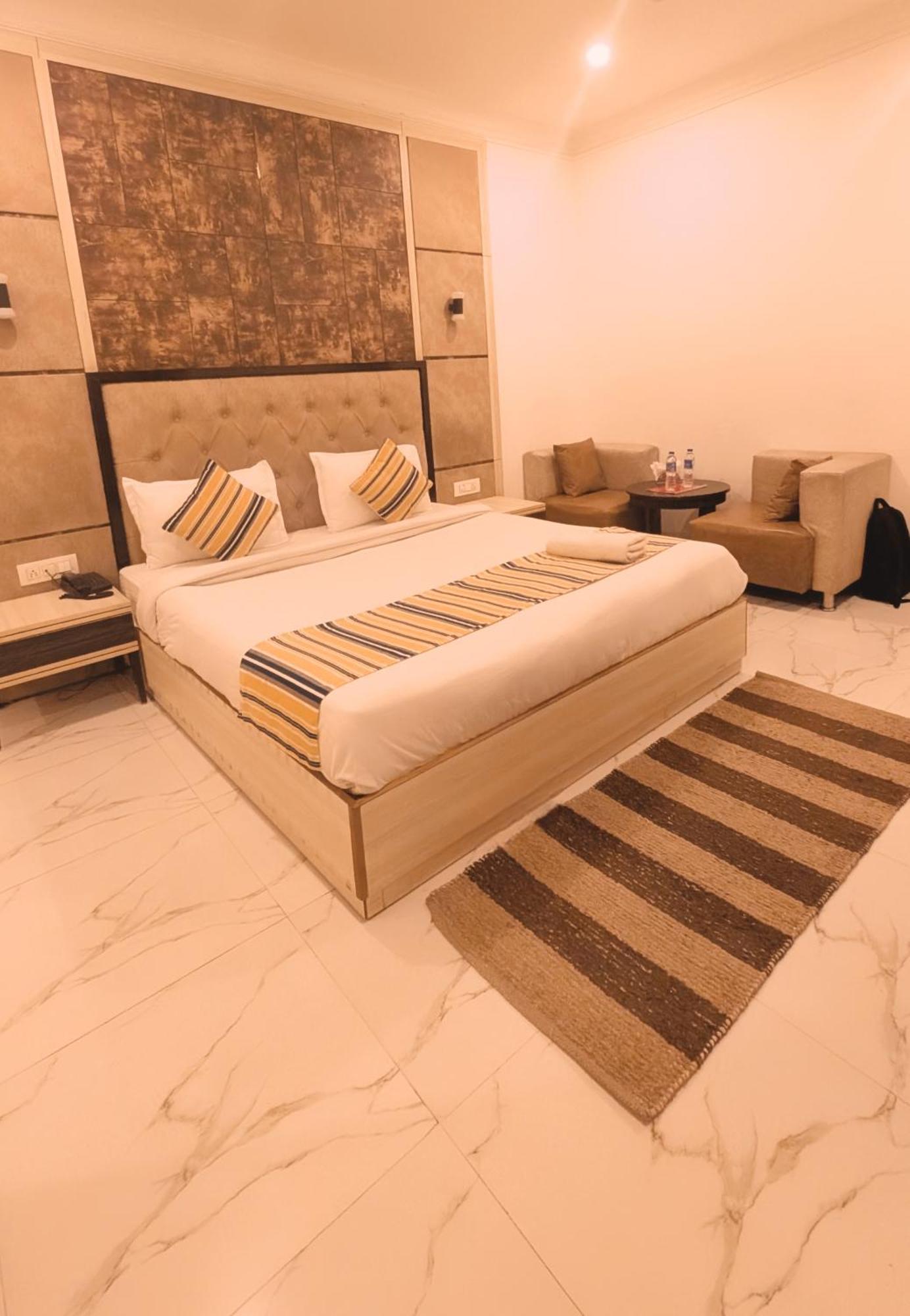 Almora Near Terminal 1 Delhi Airport - With - Free Airport Pickup And Drop 3*