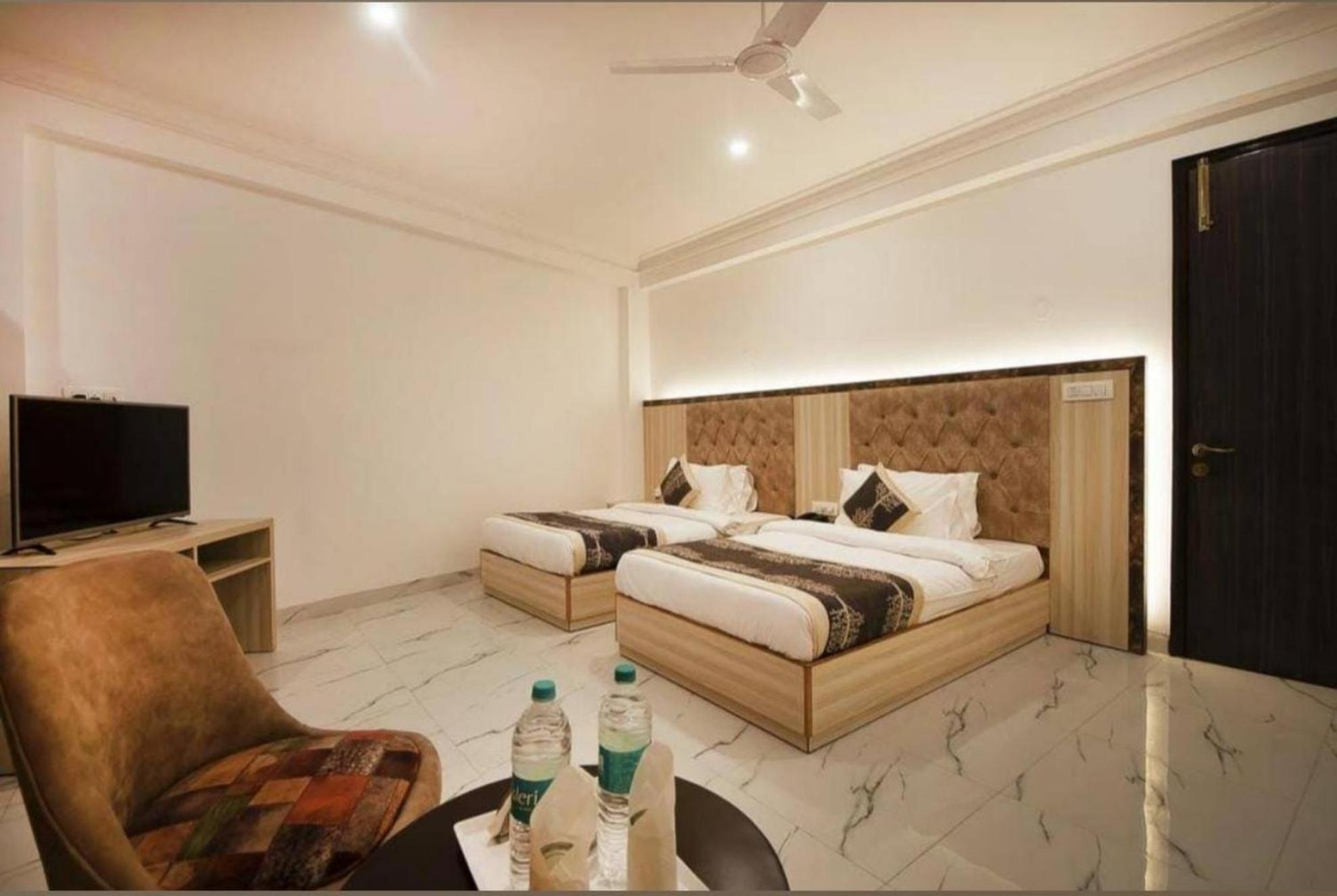 Almora Near Terminal 1 Delhi Airport - With - Free Airport Pickup And Drop 3*